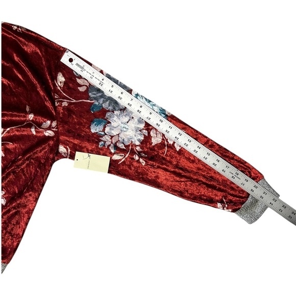 CRESCENT DRIVE Red Crushed Velvet Floral Top Long Sleeve Stretchy Lightweight L - Picture 6 of 9